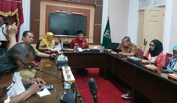 KETERANGAN PERS— Gubernur Sumbar Mahyeldi Ansharullah, didampingi Kepala Dinas Kominfotik Sumbar, Siti Aisyah, Kepala Biro Adpim Setdaprov Sumbar, Mursalim dan Kepala Bappeda Sumbar, Medi Iswandi berikan keterangan pers terkait capaian program dan kegiatan tahun 2023 dan Outlook APBD Sumbar Tahun 2024, Selasa, (2/1) di Istana Gubernur.