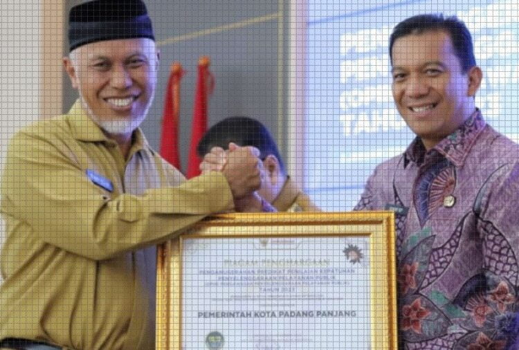 PENGHARGAAN— Pj Wali Kota, Sonny Budaya Putra menerima penghargaan yang diserahkan Gubernur Sumatera Barat, H. Mahyeldi Ansharullah, Senin (8/1).