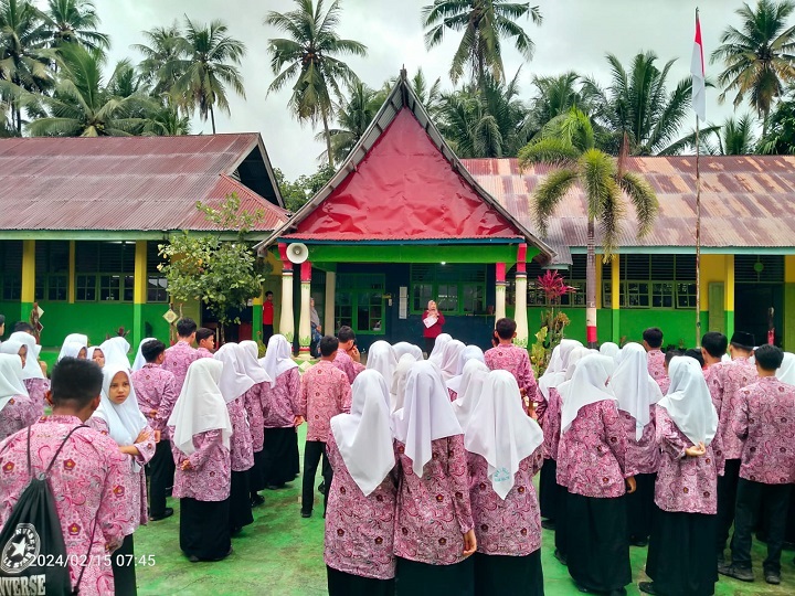 SOSIALISASI— PMI Kota Solok mensosialisasikan donor darah pada siswa MAN
2 Solok,
Kamis (15/2).