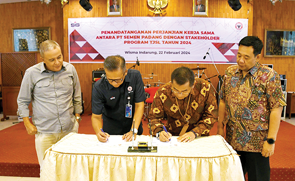 PENANDATANGAN PERJANJIAN KERJA SAMA— Direktur Utama PT Semen Padang, Indrieffouny Indra, melakukan Penandatanganan Perjanjian Kerja Sama (PKS) dengan sejumlah stakeholders terkait program Tanggung Jawab Sosial dan Lingkungan (TJSL) Tahun 2024, di Wisma Indarung PT Semen Padang.