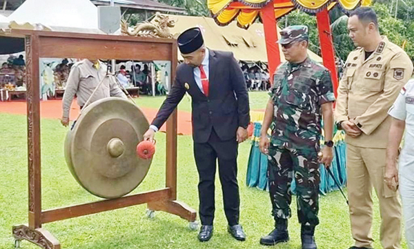 Wagub Sumbar, Audy Joinaldy, didampingi Danrem 032/Wbr Brigjen TNI Rayen Obersyl dan Bupati Sijunjung,
Benny Dwifa Yuswir, memukul gong.