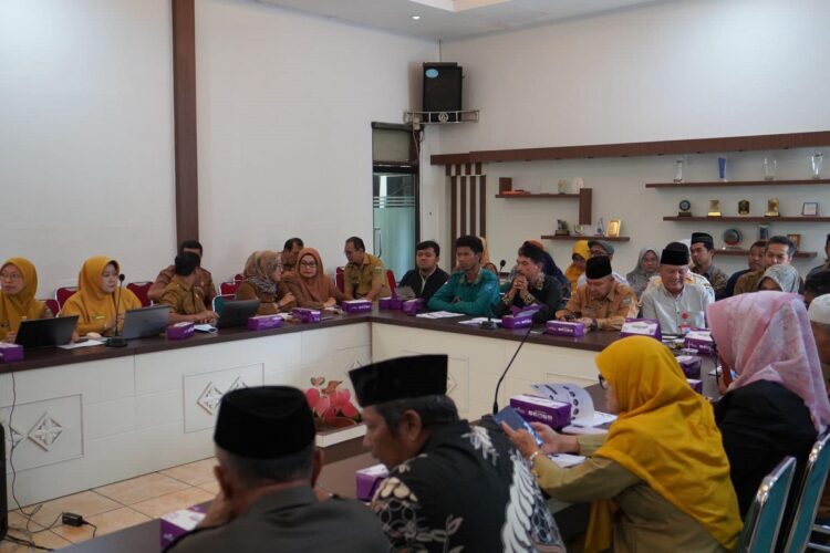 FORUM KONSULTASI— Pj Sekdako Padang Panjang Winarno, membuka Forum Konsultasi Rancangan Awal RKPD Kota Padang Panjang 2025, Senin (12/2), di Aula Badan Perencanaan Pembangunan Daerah (Bappeda).