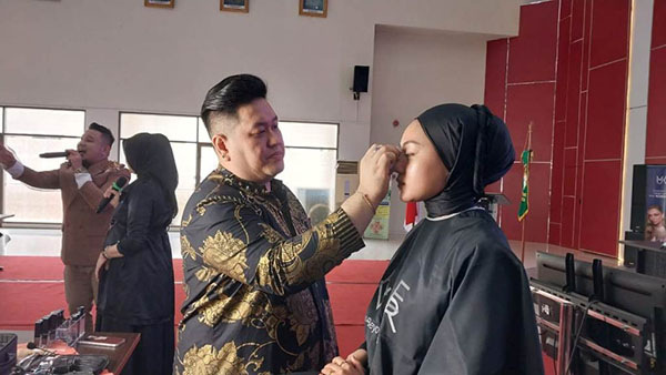 PELATIHAN MAKE UP— Sekda Kota Padang Andree Algamar membuka kegiatan pelatihan make up yang digagas Dharma Wanita Persatuan (DWP) Kota Padang di Balaikota Padang, Jumat (16/2).