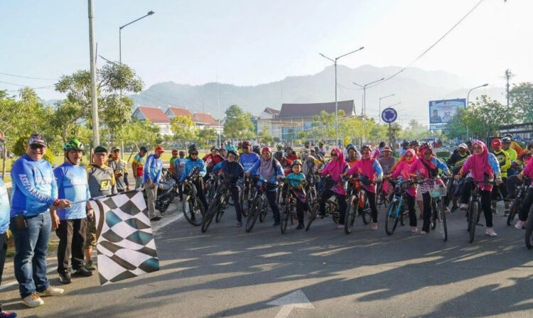 GOWES ASRI— Sekretaris Daerah Kota Padang Andree Algamar melepas peserta Gowes Asosiasi Sepeda Rekreasi Indonesia (ASRI) Kota Padang, di halaman Balaikota Padang Aie Pacah, Minggu (18/2) pagi.