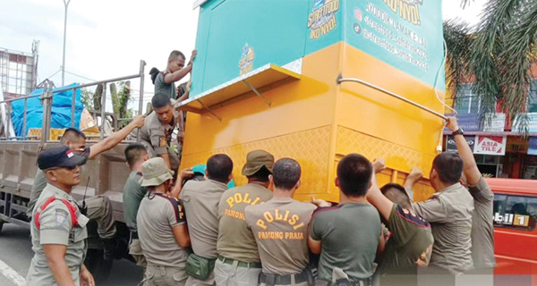 PENERTIBAN— Petugas Satpol PP Kota Padang kembali menertibkan lapak-lapak PKL di kawasan Kototangah, Sabtu (24/2). Para PKL kembali marak berdagang di jalan Adi Negoro, Kelurahan Bungo Pasang, Kecamatan Koto Tangah atau di depan stasiun Tabing, yang mengundang kemacetan.