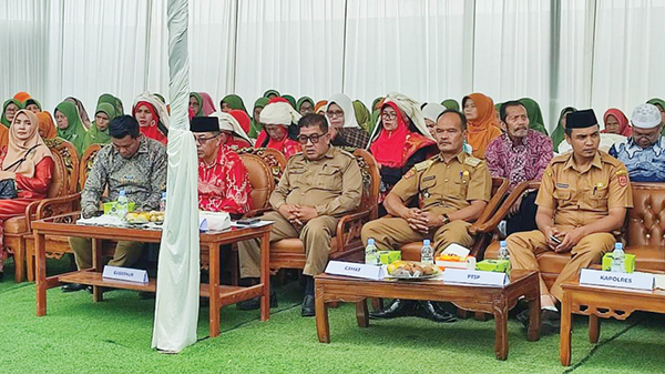 MENGHADIRI— Asisten I Setdakab Agam, Rahman saat hadiri Alek Anak Nagari Cankola, Selasa (27/2).