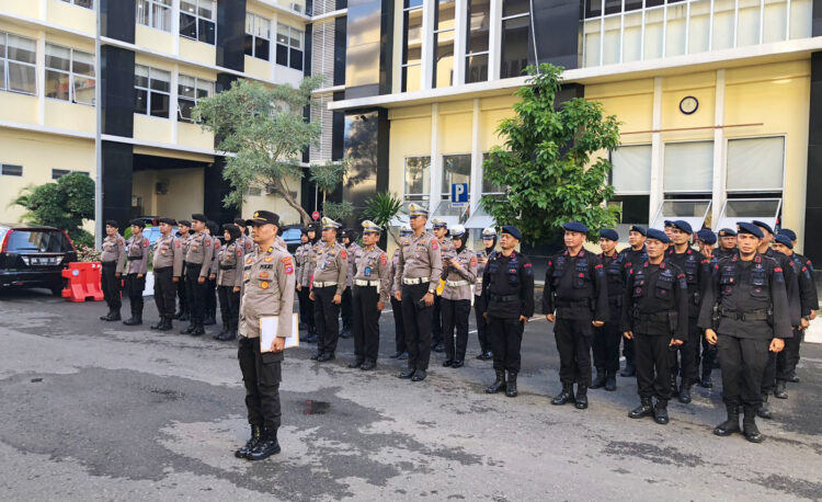 PENGAMANAN— Ratusan personel Polda Sumbar dikerahkan untuk melakukan patroli aktif maupun disigakan di lokasi perhitungan suara Pemilu 2024.