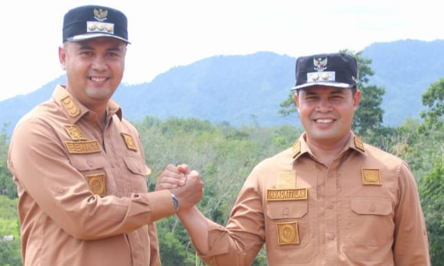 Bupati Sijunjung Benny Dwifa Yuswir
dan Wakil Bupati H Iradatillah