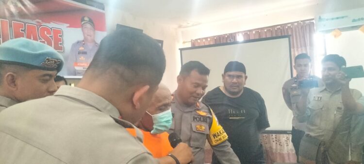 CABUl— Pelaku S (54) yang mencabuli putri kandungnya belasan kali dihadirkan dalam konferensi pers di Mapolres Pariaman.