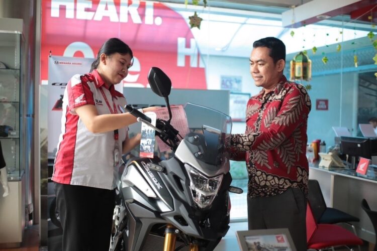 LAYANI KONSUMEN-Marketing PT Menara Agung melayani konsumen yang melakukan pembelian Honda New CB150X.