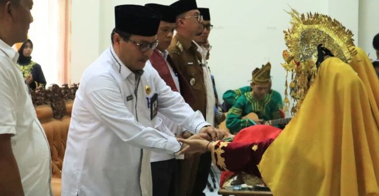 MEMBUKA-- Kakan Kemenang Sumbar H. Mahyudin saat membuka secara resmi kegiatan tahunan MAN 1 Kota Bukittinggi ini, Senin (19/02).