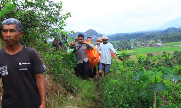 GANTUNG DIRI— Polisi melakukan olah TKP tewasnya petani gambir akibat gantung diri dalam pondok dan mengevakuasinya.