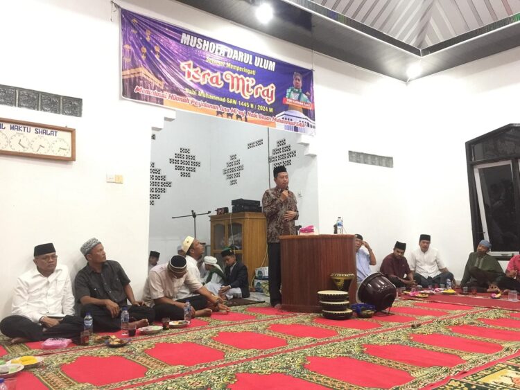 PERINGATAN ISRA’ MIKRAJ— Wakil Bupati Pasaman Barat Risnawanto bersama Ketua DPRD Erianto hadir dalam kegiatan Isra Mikraj Nabi Muhammad SAW 1445 H /2024 M di Mushala Darul Ulum Blok A Nagari Ophir, Kecamatan Luhak Nan Duo, Minggu (11/2) malam.