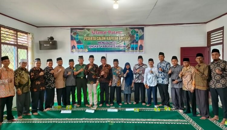 PEMBUKAAN MTQ— Kabag Kesra usai membuka MTQ Perdana Kecamatan Kamang Baru foto bersama.