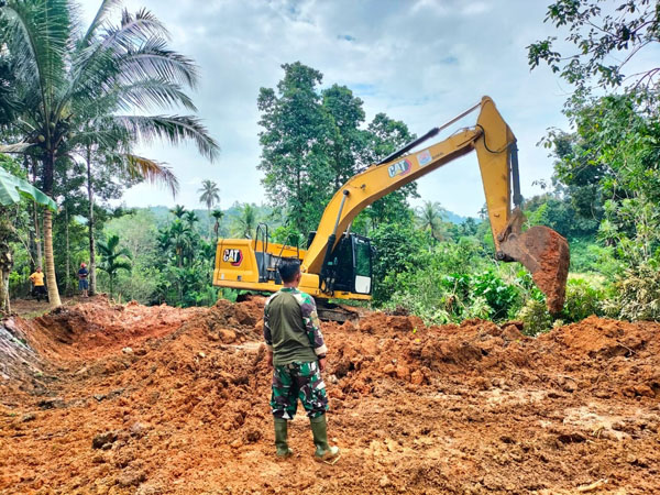 KERAHKAN ALAT BERAT— TNI Manunggal Membangun Desa (TMMD) ke-119 Kodim 0310/SS bersama Satgas TMMD terus mengerahkan sejumlah alat berat untuk memaksimalkan pengerjaan sasaran fisik dihadapkan dengan kondisi medan yang berat.