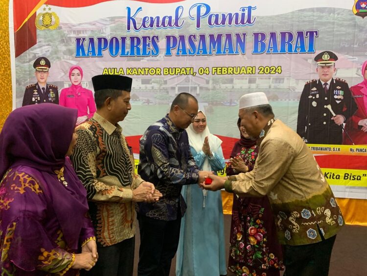 KENAL PAMIT— Bupati Pasaman Barat Hamsuardi menghadiri acara Kenal Pamit Kapolres Pasaman Barat.