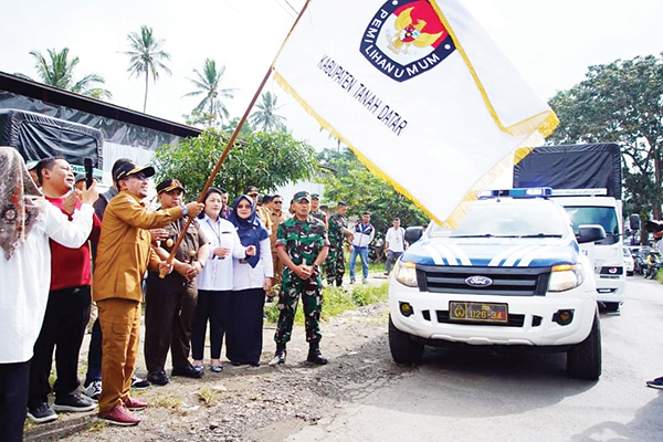 DISTRIBUSI LOGISTIK PEMILU— Bupati Eka Putra secara resmi melepas logistik Pemilu 2024 untuk didistribusikan ke berbagai pelosok nagari yang ada di Kabupaten Tanah Datar, Senin (12/2).