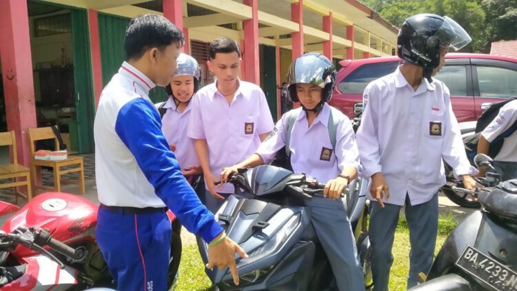 EDUKASI-Instruktur Safety Riding PT Menara Agung Riandy Monru mengedukasi pelajar untuk #Cari_Aman berkendara.