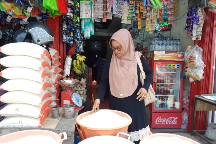 PEDAGANG BERAS— Pedagang beras di salah satu pasar yang ada di Kota Bukittinggi.