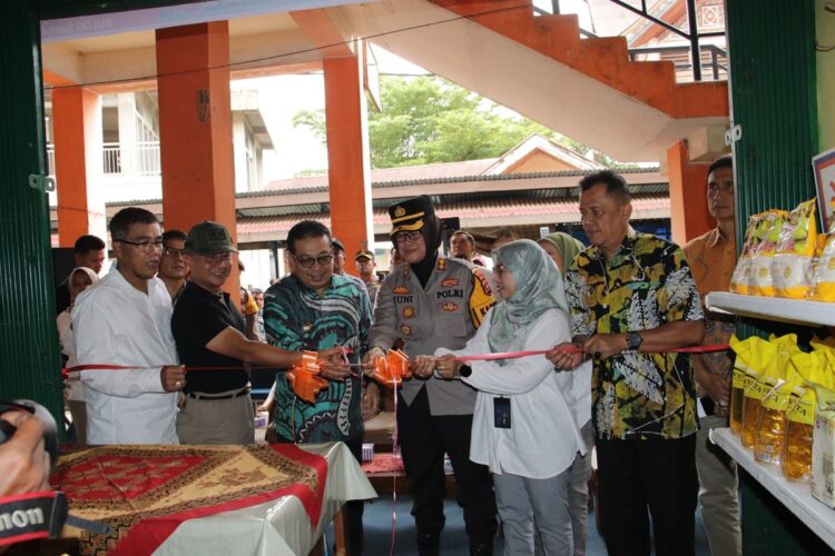 LAUNCHING—Pj Wali Kota Jasman, Kapolres, Sekda dan Kepala Dinas saat launching Lapau pengendalian inflasi di Kota Payakumbuh.