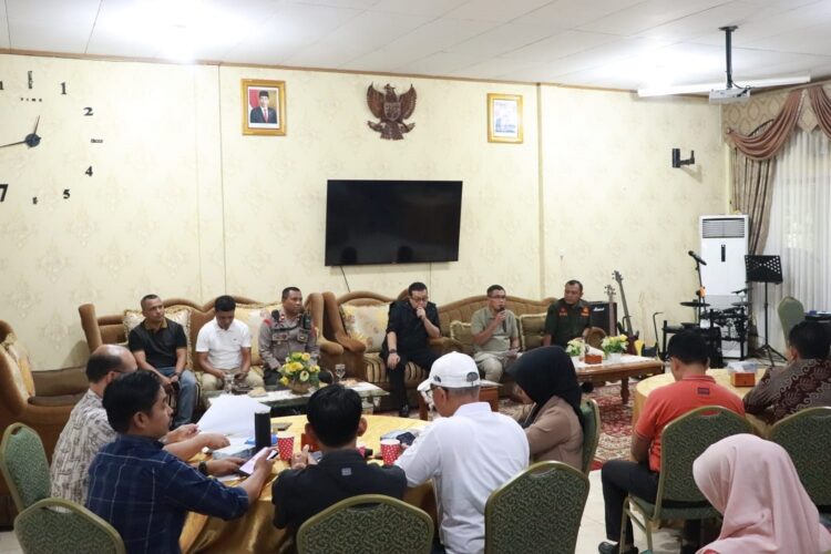 RAKOR— Pj. Wako Jasman saat rapat koordinasi monitoring dan evaluasi di Pendopo Rumah Dinas Wali Kota bersama, Sekda Rida Ananda, Asisten, Polres Payakumbuh, OPD terkait, Camat dan Lurah se-Kota Payakumbuh serta PPK se-Kota Payakumbuh, Minggu (11/2).