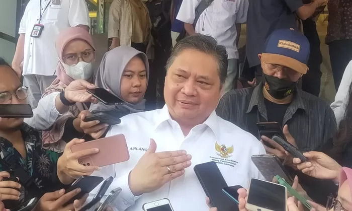 DIWAWANCARAI— Menteri Koordinator bidang Perekonomian Airlangga Hartarto saat diwawancarai wartawan.