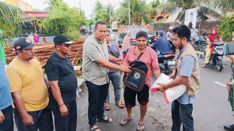 BANTUAN KEBAKARAN— Sekda Yota Balad menyerahkan bantuan untuk keluarga korban kebakaran di Desa Balai Naras, kemarin.