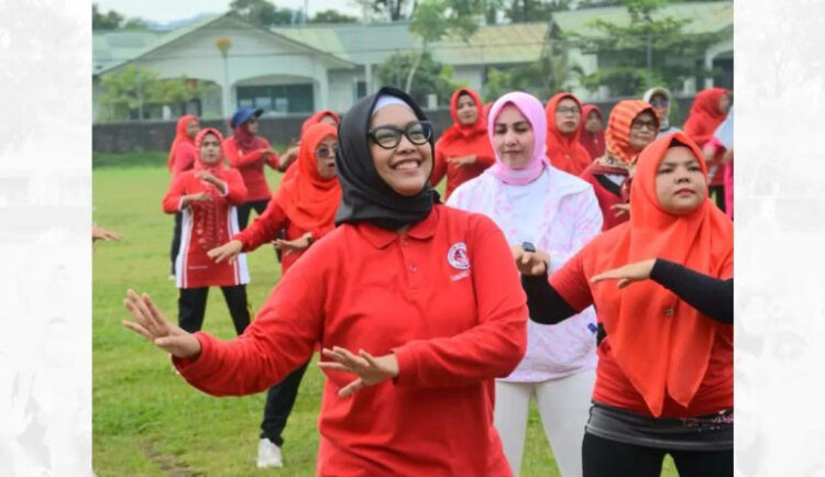 SENAM JANTUNG SEHAT— Ketua YJI Cabang Kota Padang, Genny Putrinda, menghadiri kegiatan senam jantung sehat yang diselenggarakan Klub Jantung Sehat (KJS) Kelurahan Surau Gadang, Kecamatan Nanggalo di Lapangan Bola Kaki Porkab, Rabu (28/2) pagi.