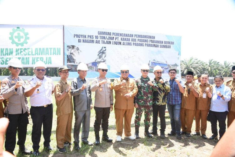 USAI—Bupati Padangpariaman Suhatri Bur foto bersama  usai peresmiannya di Aie Tajun.