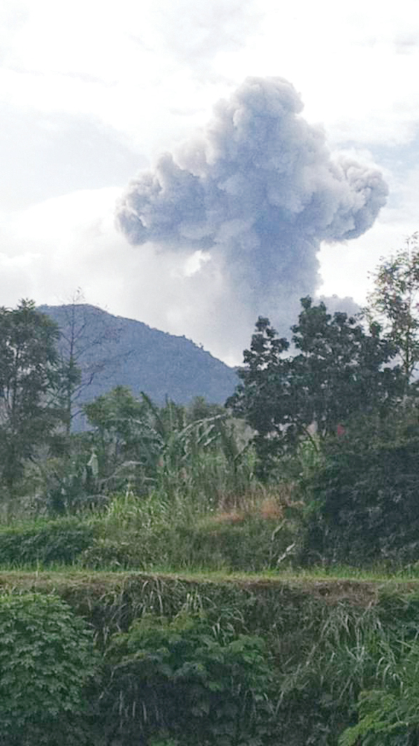 ERUPSI MARAPI— Gunung Marapi kembali alami erupsi pada Minggu (25/2) sore.