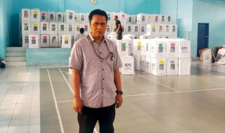 TINJAU GUDANG LOGISTIK— Juni Wandri, selaku Kepala Divisi Sosialisasi, Pendidikan Pemilih, Partisipasi Masyarakat dan SDM, KPU Sijunjung saat meninjau gudang logistik Pemilu sebelum didistribusikan.