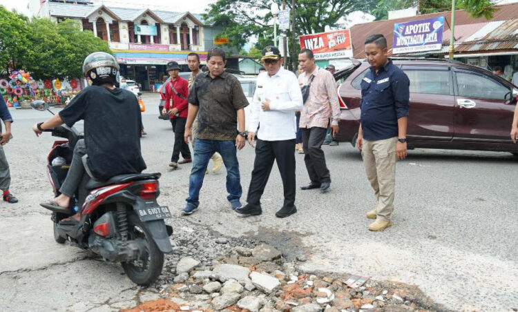 PENINJAUAN JALAN, DRAINASE— Wako Hendri Septa meninjau kondisi jalan dan drainase di sepanjang jalan Kesatria Tarandam, Kelurahan Ganting Parak Gadang, Kecamatan Padang Timur, Kamis (22/2).