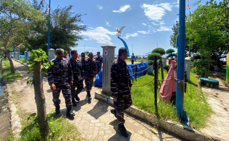 TINJAU TUGU MERPATI— Danlantamal II Laksamana Pertama TNI Syufenri, saat melakukan peninjauan di kawasan Tugu Merpati Perdamaian, Minggu (11/2), dan melihat banyak lapak-lapak pedagang serta sampa-sampah berserakan di lokasi yang pernah dijadikan tempat Latihan Angkatan Laut Sedunia itu.