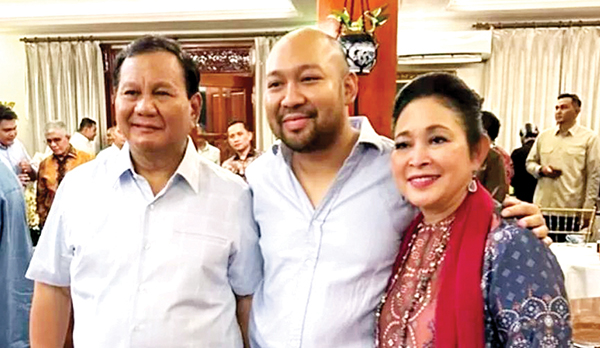 FOTO BERSAMA— Titiek Seoharto bersama Prabowo dan putra semata wayangnya Ragowo Hediprasetyo Djojohadikusumo alias Didiet Hediprasetyo.