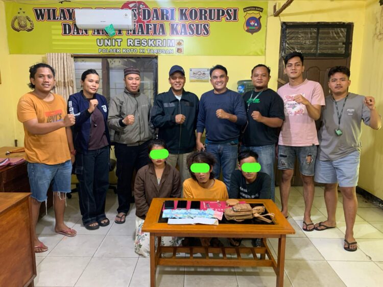 S (26) perempuan (Pelajar) Kampung Sungai Talang Nagari Kapuh Utara, Kecamatan Koto XI Tarusan, Kabupaten Pesisir Selatan. Bersama, Y (29) dan R (36) tidak bisa berkutik lagi, usai digrebek
Tim Opsnal Sapu Jagat Sat Narkoba Polres Pessel.