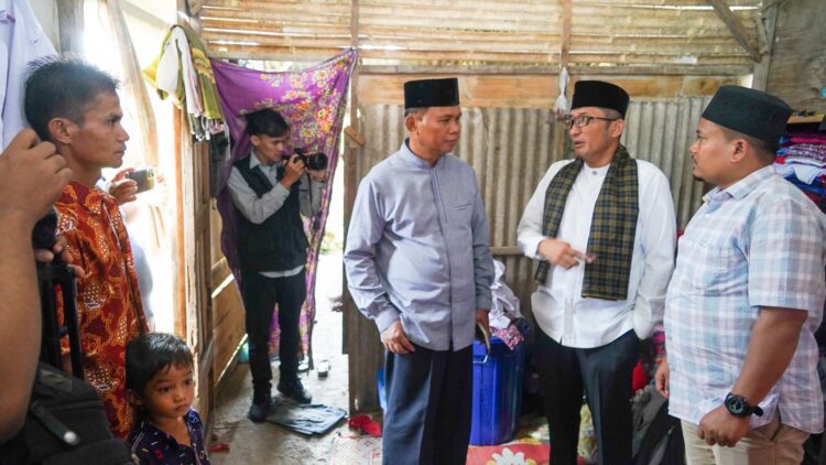 Walikota Padang Hendri Septa melihat langsung kondisi rumah milik Afrial, di Kampung Durian Tigo Batang, RT 01 RW 05, Kelurahan Korong Gadang, Kecamatan Kuranji.