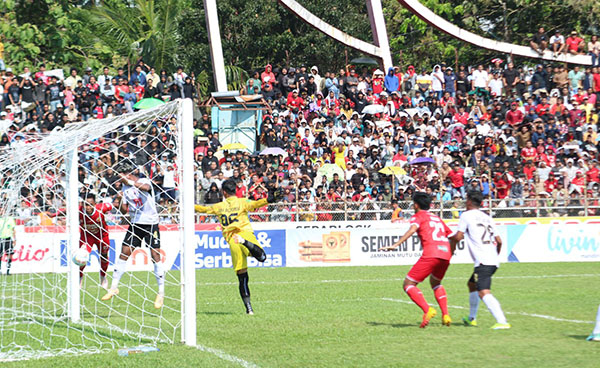 GOL SUNDULAN—
Gol tunggal Ahmad Ihwan lewat sundulan pada menit 23 mengantarkan Semen Padang FC ke final Pegadaian Liga 2 2023/2024 sekaligus memastikan tiket promosi ke Liga 1 musim depan.