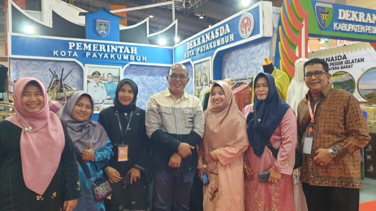 MENGHADIRI--Ketua DPRD Sumbar Supardi menghadiri pembukaan Jakarta International Handicraft Trade Fair (Inacraft 2024). Rabu, (28/2).