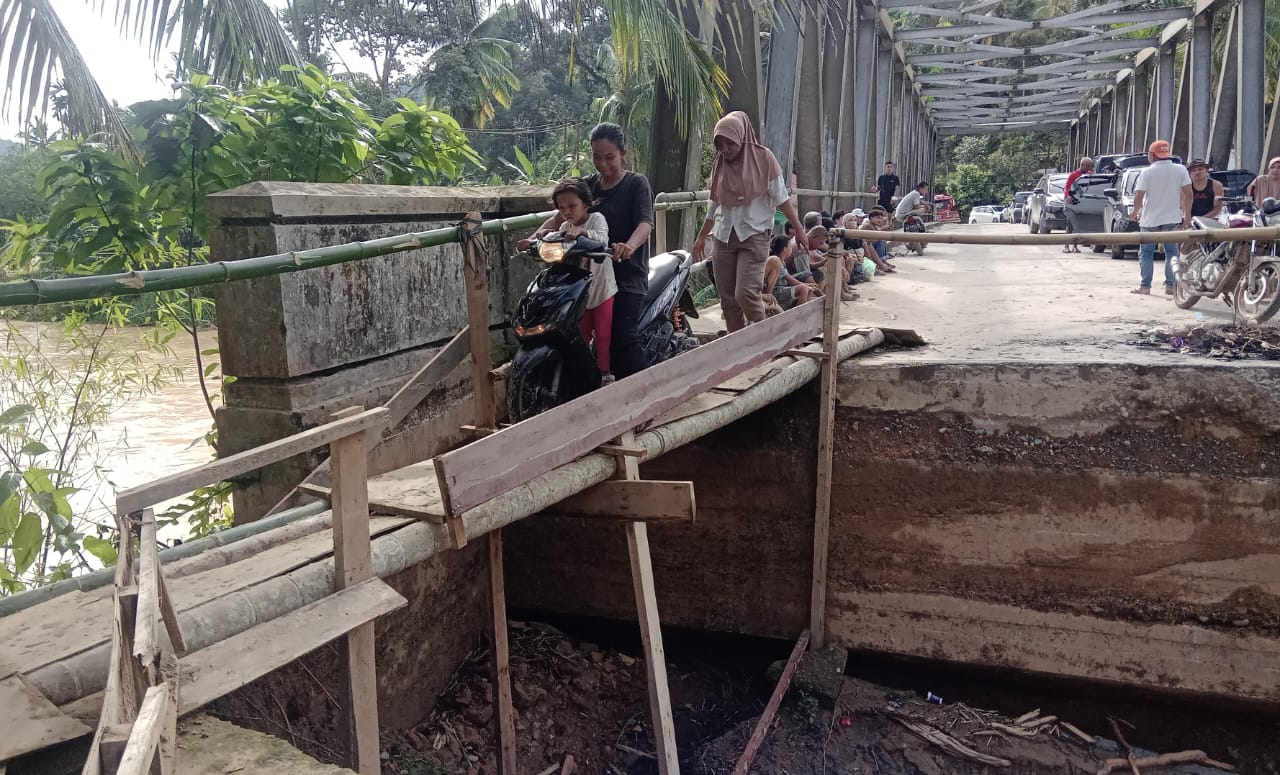 Diterjang Banjir, Jembatan Penghubung Ke Dua Nagari Di Kecamatan Batang ...