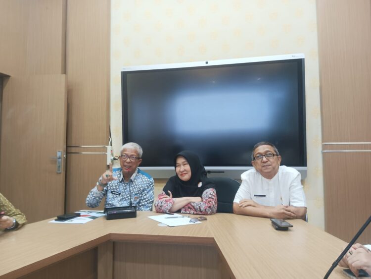 Kepala Dinas Pangan Provinsi Sumbar, Syaiful Bahri konferensi pers bersama Kepala Dinas Perdagangan dan Perindustrian Sumbar Novrial dan Kepala Dinas Kominfotik Sumbar Siti Aisyah, Kamis (21/3).