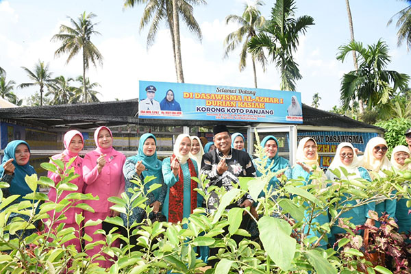 TIM PENILAI— Bupati Suhatri Bur menerima kunjungan tim penilai lapangan nominator Dasawisma berprestasi tingkat Provinsi Sumatera Barat di Nagari Aur Malintang Selatan.