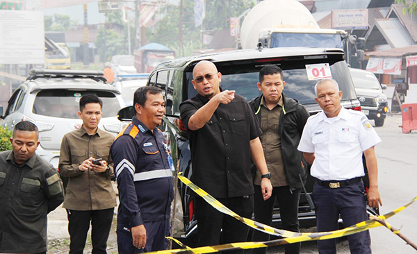 PERLINTASAN KA— Anggota DPR RI asal Sumbar Andre Rosiade kembali meninjau perlintasan kereta api (KA) di Kasang, Batang Anai, Kabupaten Padangpariaman, Sabtu (23/3). Perlintasan KA ini  selalu membuat macet jalan utama Padang-Bukittinggi.