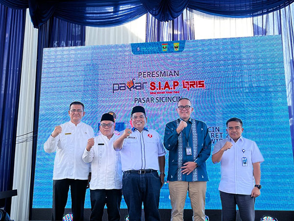 PASAR SIAP QIRS— Bupati Padangpariaman Suhatri Bur meluncurkan ”Pasar Siap Qris” di Pasar Tradisional Sicincin, dalam rangka mendorong transaksi non tunai atau digitaliasi pada ritel UMKM, Bank Indonesia bersama Asosiasi sistem Pembayaran Indonesia  ( ASPI ).