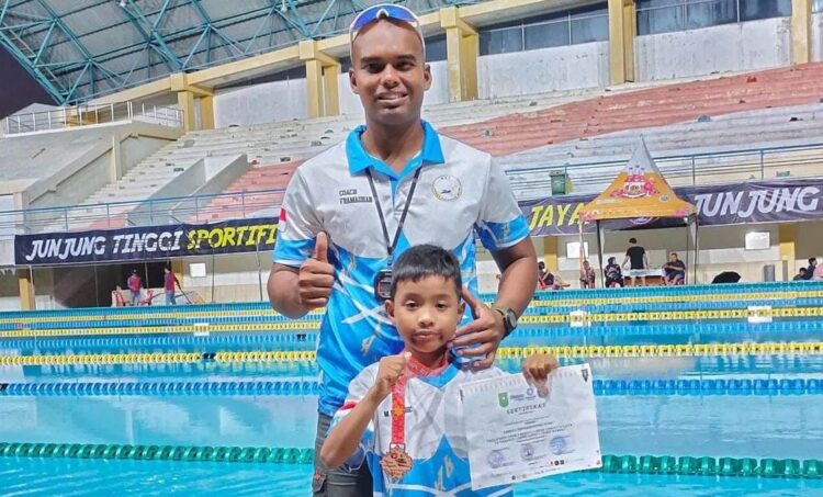 RAIH MEDALI— Atlet renang peraih mendali perunggu pada Kejuaraan Riau Aquatic Junior.