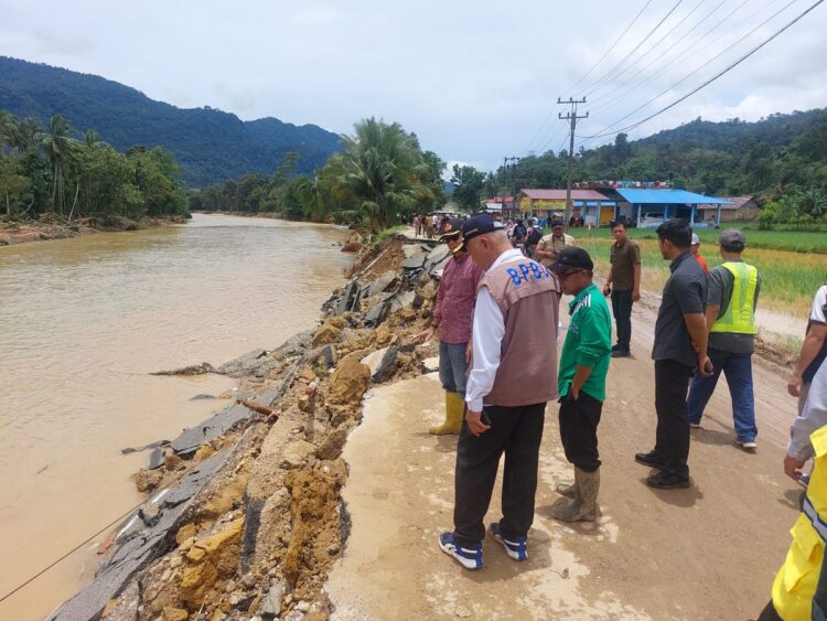 BANJIR PESSEL—Gubernur Sumbar, Mahyeldi Ansharullah meninjau kerusakan jalan yang terban akibat banjir bandang di Nagari Barung-barung Belantai, Pessel, Sabtu (9/3).