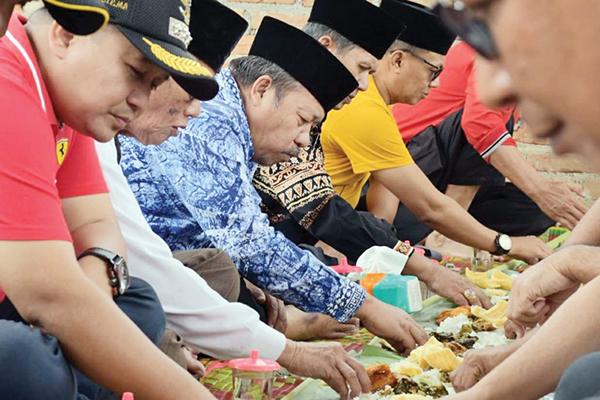 MAKAN BARAPAK— Menyambut datangnya bulan suci Ramadhan 1445 Hijriah, Bupati Agam Andri Warman menghadiri makan “barapak” bersama anak Nagari Panampuang, Kecamatan Ampek Angkek, di GOR Kabasaran Panampuang, Minggu (10/3).