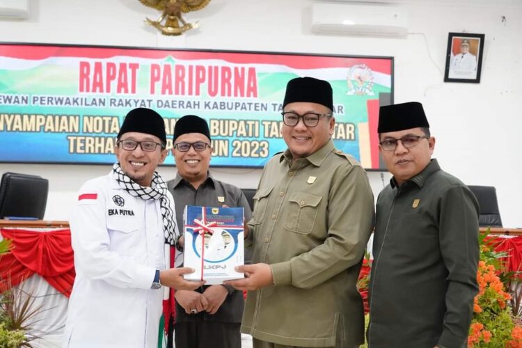 NOTA PENGANTAR—Ketua DPRD Tanahdatar Roni Mulyadi menerima Nota Pengantar LKPj 2023 dari Bupati Eka Putra.