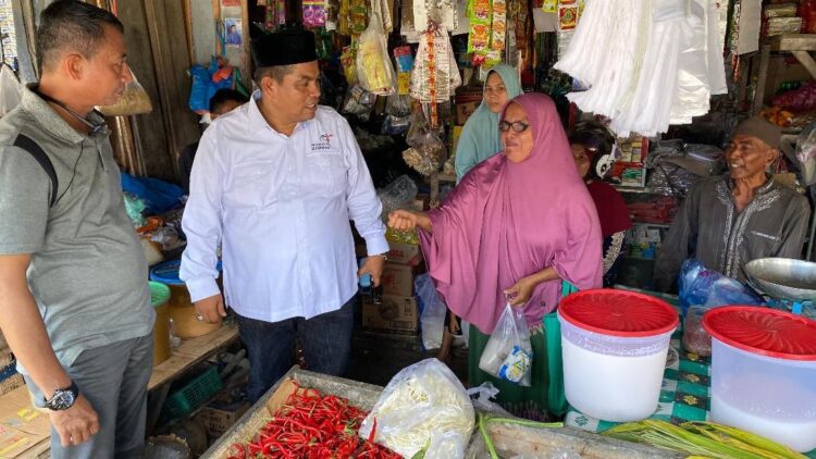 CEK HARGA— Bupati Padangpariaman  Suhatri Bur saat berdialog dengan warga saat meninjauh sejumlah harga bahan pokok, di Pasar Pakandangan.