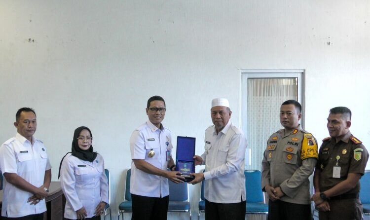 BERIKAN CENDERA MATA— Bupati Pasbar Hamsuardi memberikan cendera mata kepada Kepala BNNP Sumbar.