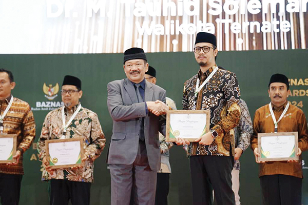 TERIMA PENGHARGAAN— Walikota Bukittinggi, Erman Safar, menerima penghargaan BAZNAS Award 2024 Kategori Walikota Pendukung Pengelolaan Zakat terbaik se-Indonesia.